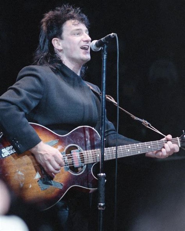 Can bono play guitar?