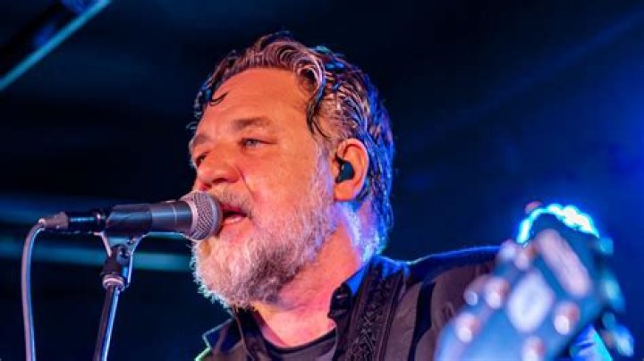 Can russell crowe sing?