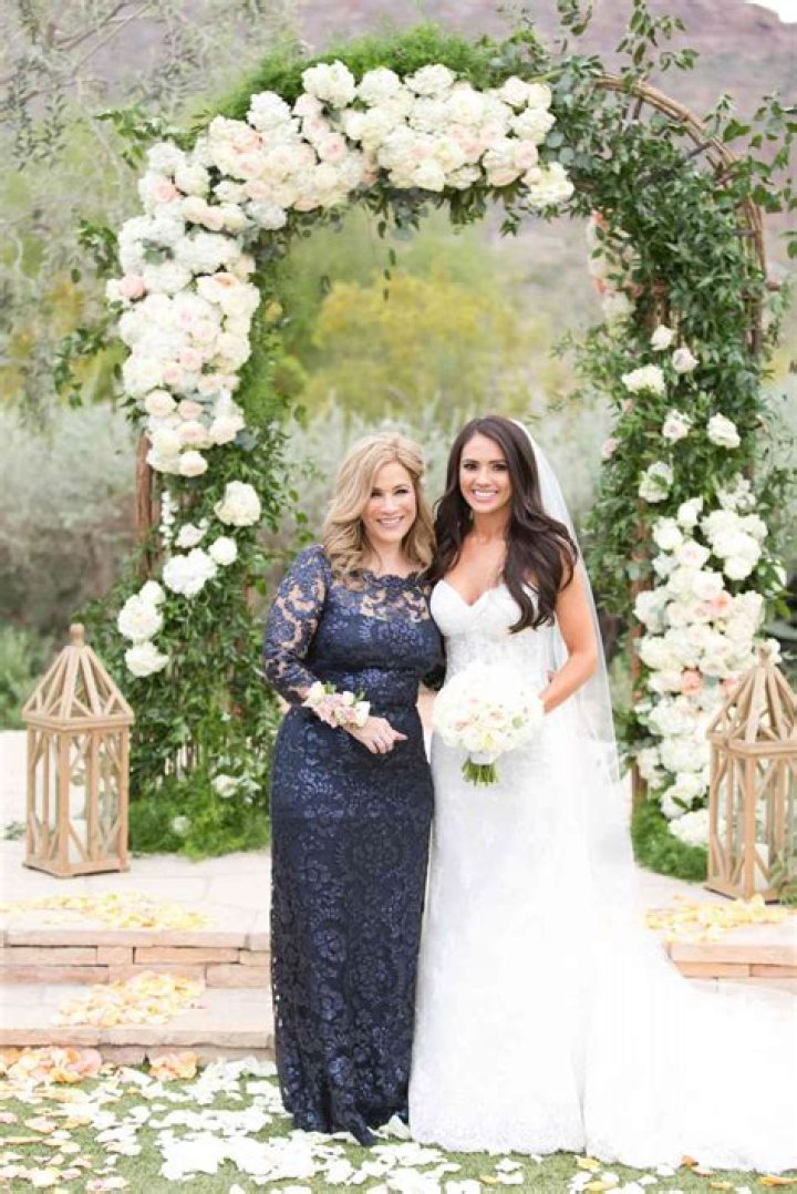 Do mothers of the bride wear corsages?