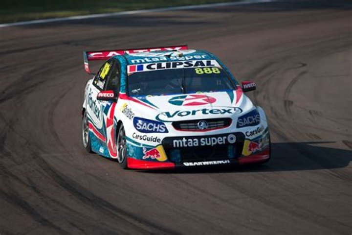 Does craig lowndes still race?