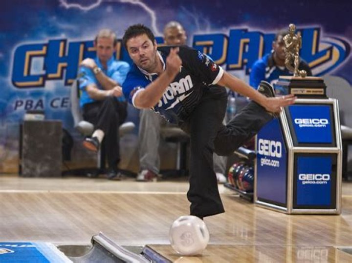 Does jason belmonte use his thumb?