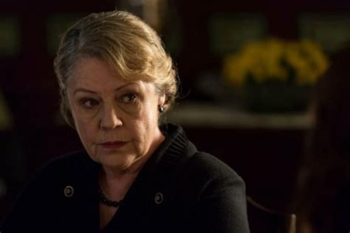 Does noni hazlehurst play the piano?