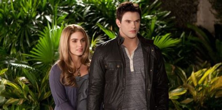Does rosalie love emmett?