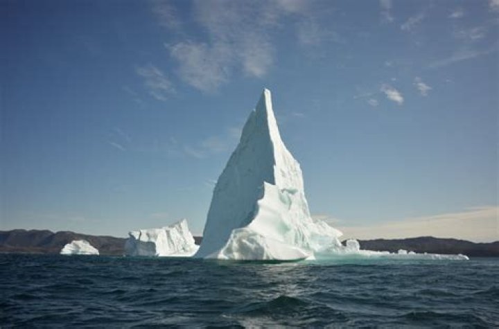 How do icebergs float?
