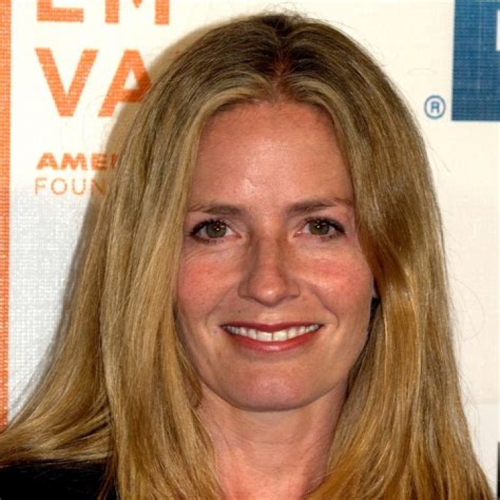How old is elisabeth shue?