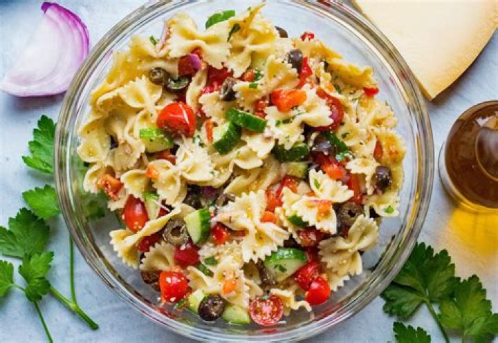 How to dye bow tie pasta black?