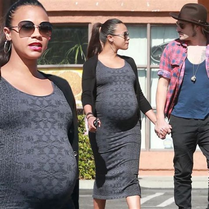 Is zoe legroom pregnant?
