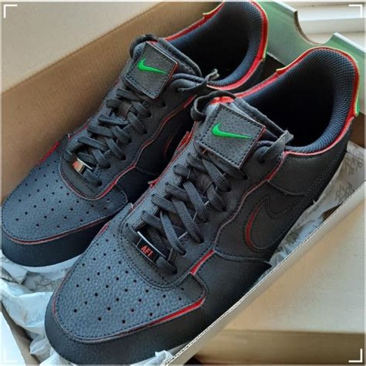 What are uptowns sneakers?