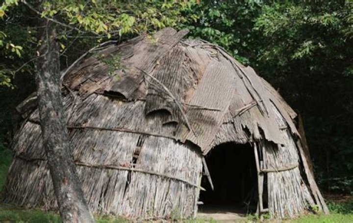 What indian tribes lived in wigwams?