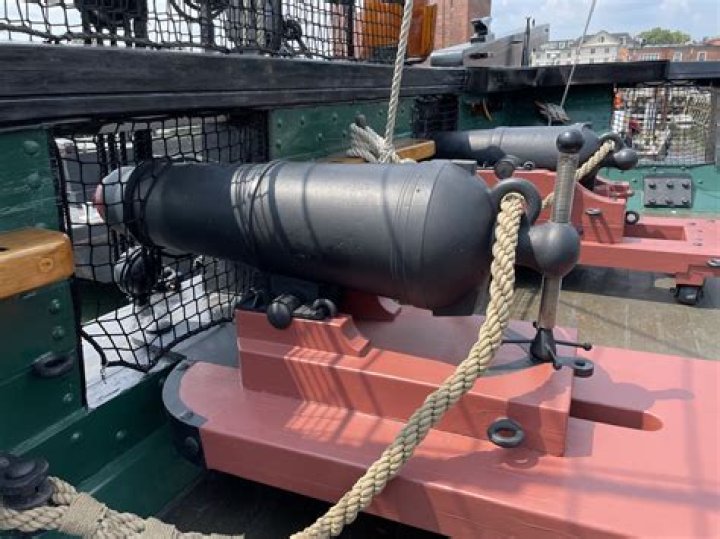 What is the difference between a cannon and a carronade?