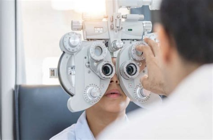 What is the role of refractionist?
