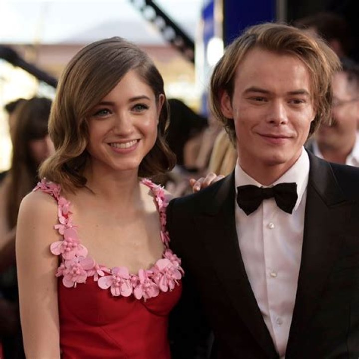When did natalia dyer and charlie heaton dating?