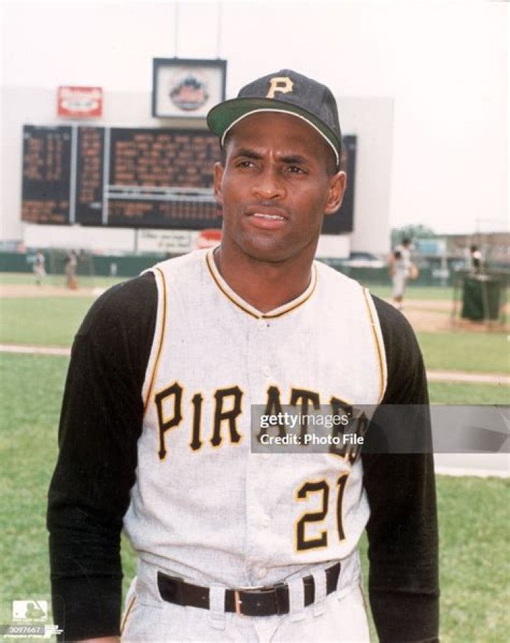 When was roberto clemente born?