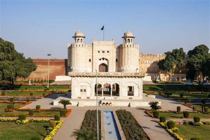 Where is lahore fort located?