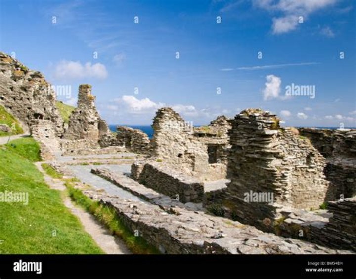 Where is tintagel which was supposed to be arthur's birthplace?