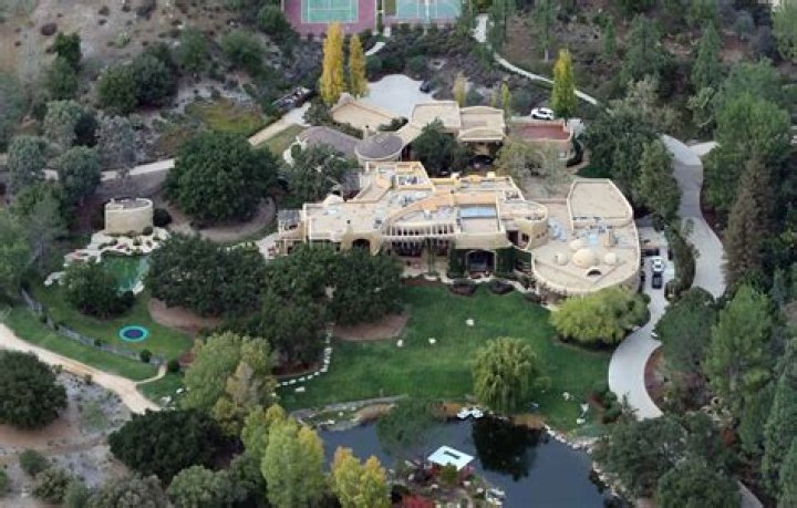 Which celebs live in calabasas?