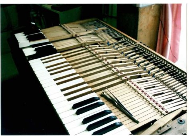 Which is better harmonium or keyboard?
