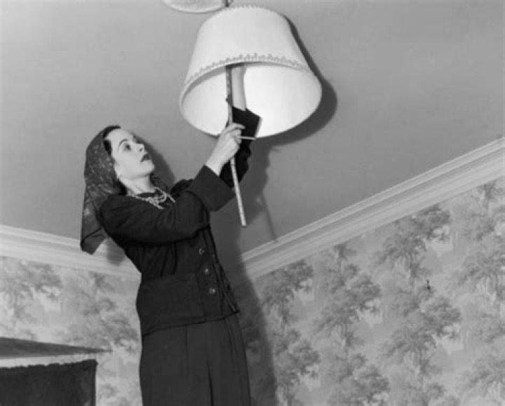 Who invented the lampshade?