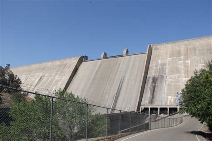 Who owns and operates friant dam?