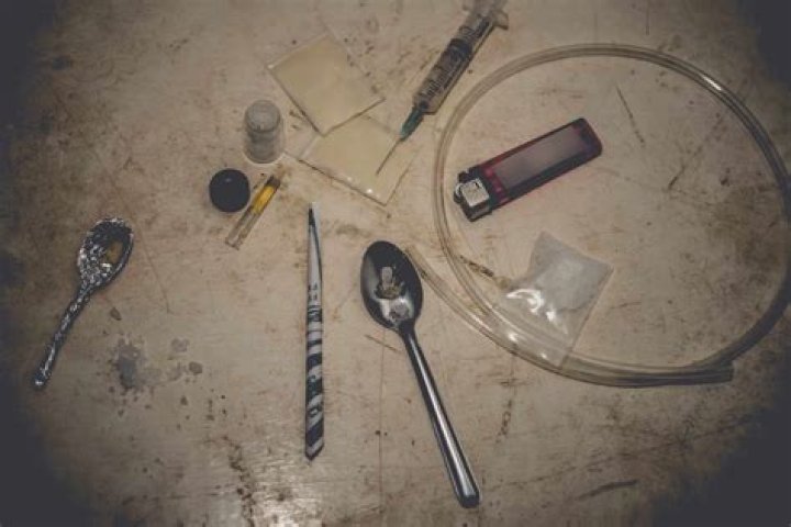 Who sells drug paraphernalia?
